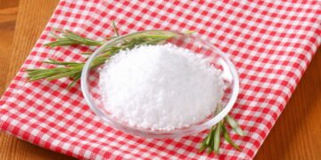 Se você tem sal grosso em casa, não jogue fora, ele pode fazer muito mais que temperar