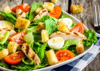 Salada criada no México se tornou sucesso mundial com ingredientes simples e preparo em apenas 15 minutos