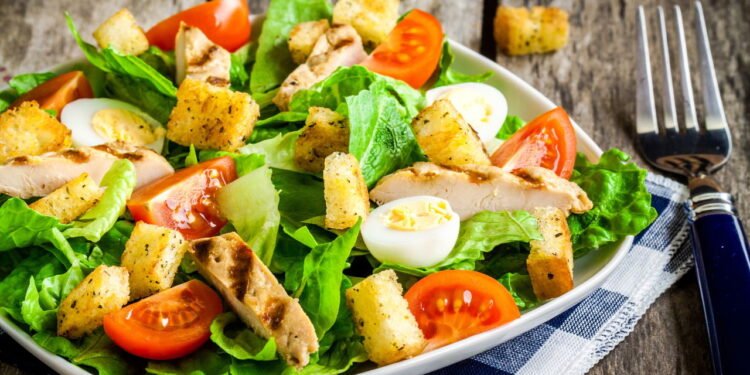 Salada criada no México se tornou sucesso mundial com ingredientes simples e preparo em apenas 15 minutos