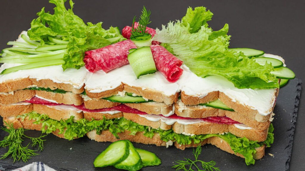 Torta salgada de pão de forma une praticidade e sabor caseiro