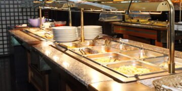 O golpe que restaurantes self-service usam para fazer sua refeição pesar mais