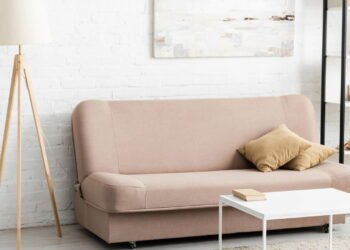 Como fazer um sofá branco ou bege não parecer sem graça