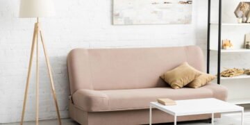 Como fazer um sofá branco ou bege não parecer sem graça