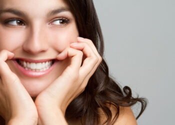 O segredo da felicidade? Entenda como forçar um sorriso pode transformar seu humor