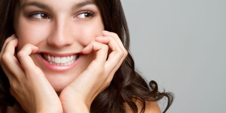 O segredo da felicidade? Entenda como forçar um sorriso pode transformar seu humor