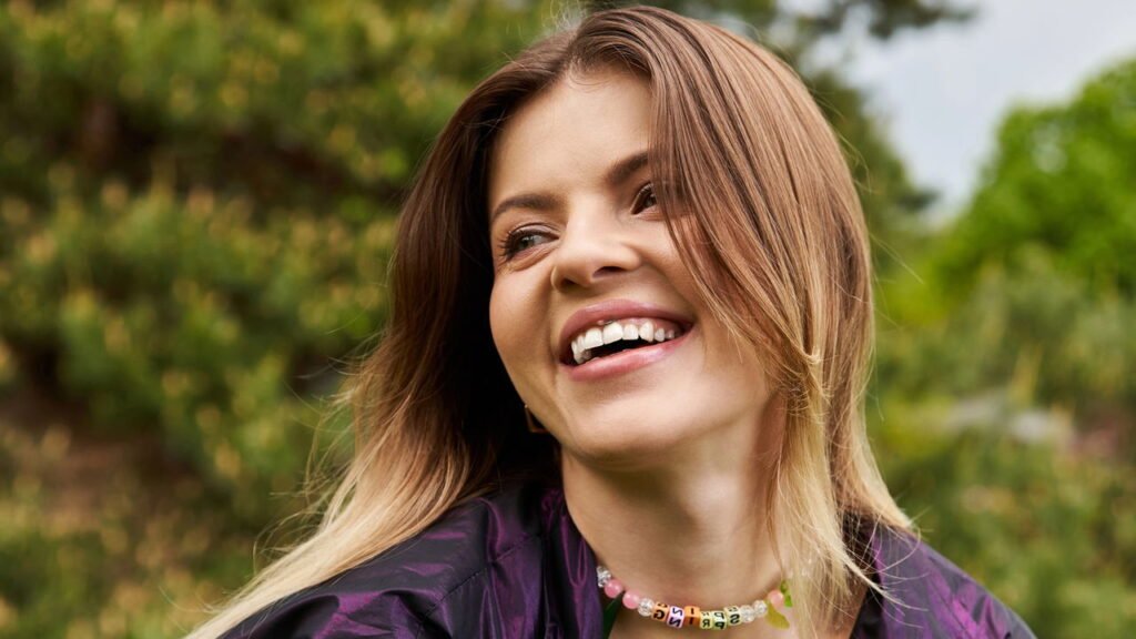 O segredo da felicidade? Entenda como forçar um sorriso pode transformar seu humor