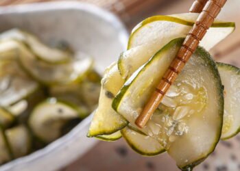 Como fazer sunomono, a salada japonesa de pepino que é simples, leve e deliciosa