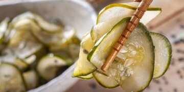 Como fazer sunomono, a salada japonesa de pepino que é simples, leve e deliciosa