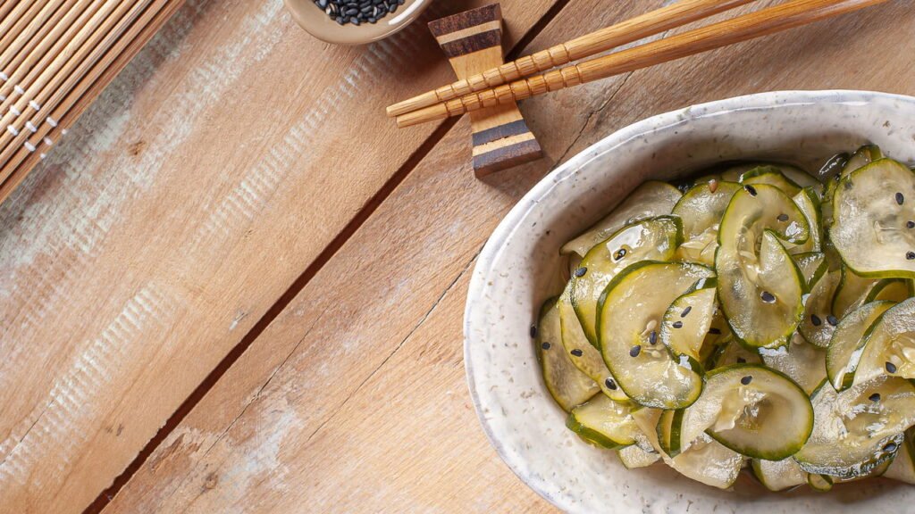 Como fazer sunomono, a salada japonesa de pepino que é simples, leve e deliciosa