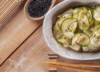 Salada agridoce japonesa feita com pepino fino é leve, saborosa e cheia de benefícios