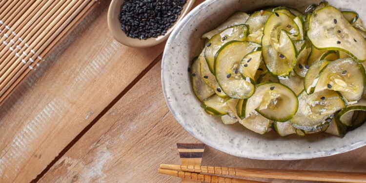 Salada agridoce japonesa feita com pepino fino é leve, saborosa e cheia de benefícios