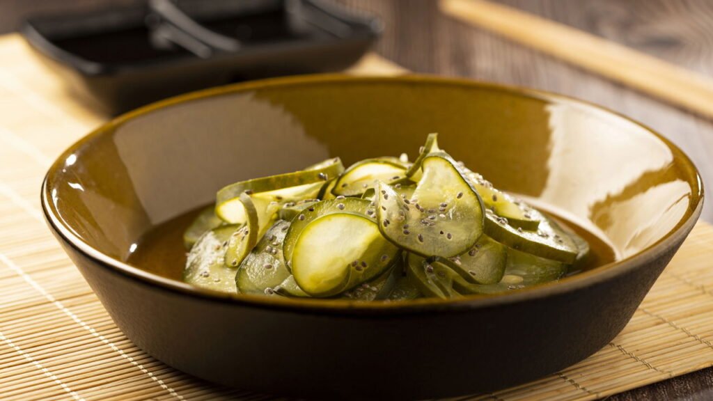 Salada agridoce japonesa feita com pepino fino é leve, saborosa e cheia de benefícios