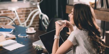 Tomar café da manhã após as 9h afetam seu nível de estresse