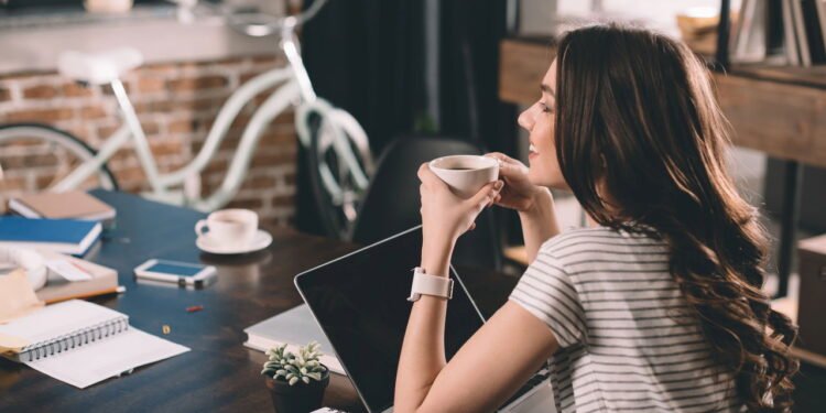 Tomar café da manhã após as 9h afetam seu nível de estresse