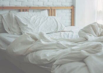 Por que deixar os travesseiros no sol pode salvar sua saúde