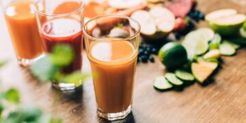 Receita simples de suco detox que reduz o inchaço em pouco tempo