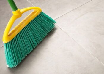 Este ritual da vassoura vai melhorar a abundância da sua casa, de acordo com um especialista
