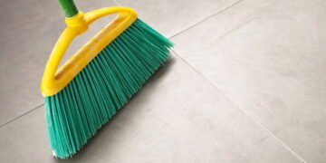 Este ritual da vassoura vai melhorar a abundância da sua casa, de acordo com um especialista