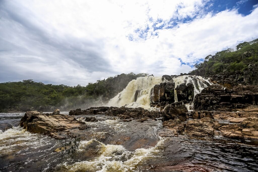 Destino com cachoeiras cristalinas e culinária típica no Coração do Brasil conquista turistas