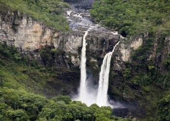 Destino com cachoeiras cristalinas e culinária típica no Coração do Brasil conquista turistas