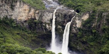 Destino com cachoeiras cristalinas e culinária típica no Coração do Brasil conquista turistas