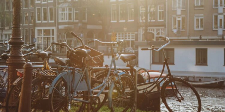 Amsterdam - Créditos: depositphotos.com / IraGirichBO