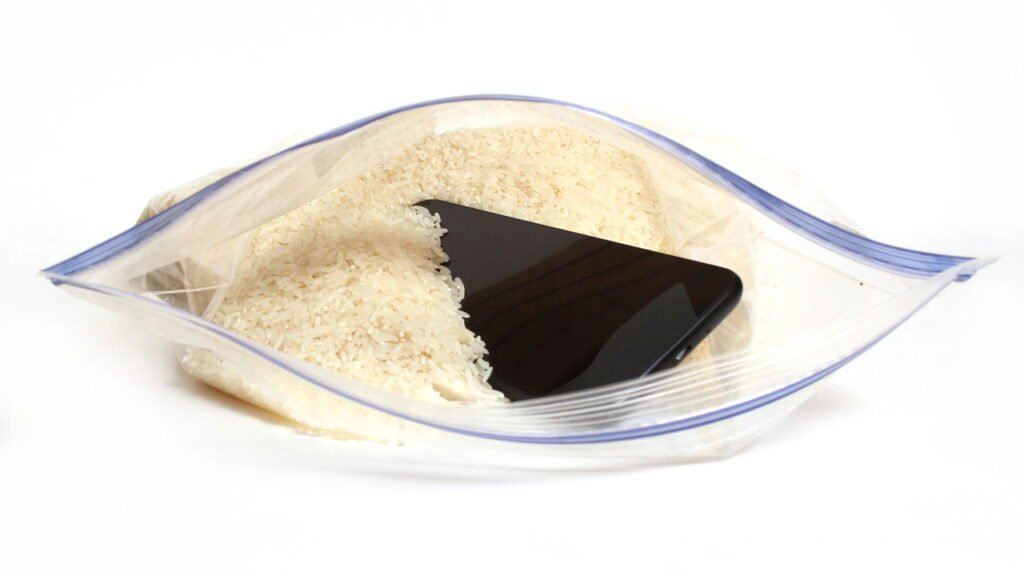 Como salvar seu celular da água com uma dica simples e eficaz