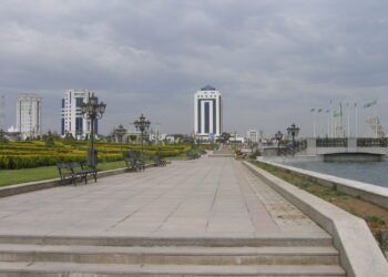 Ruas desertas atraem turistas em uma das capitais mais misteriosas do mundo