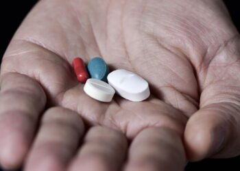 Os riscos reais da automedicação e como evitá-los com atitudes simples