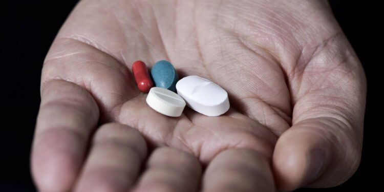 Os riscos reais da automedicação e como evitá-los com atitudes simples