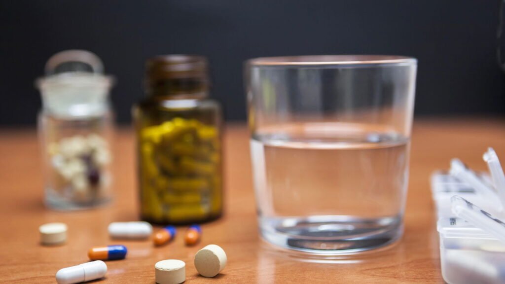 Os riscos reais da automedicação e como evitá-los com atitudes simples