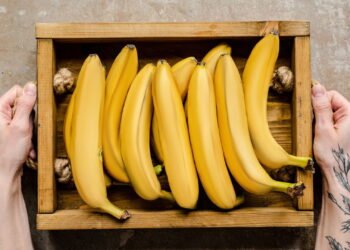 Adeus produtos caros! Esse truque com banana renova qualquer móvel