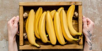 Adeus produtos caros! Esse truque com banana renova qualquer móvel
