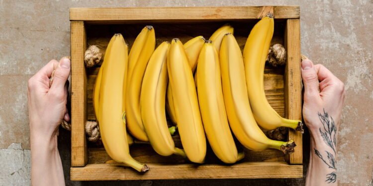 Adeus produtos caros! Esse truque com banana renova qualquer móvel