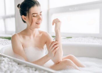 Tomar banho na água quente ou fria: o que é melhor para seu cabelo, pele e circulação