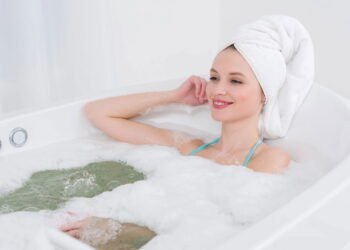 Como preparar um banho relaxante utilizando apenas sal grosso e óleo