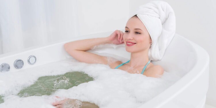 Como preparar um banho relaxante utilizando apenas sal grosso e óleo