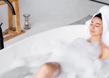 Transforme seu banho em um ritual de autocuidado com passos simples