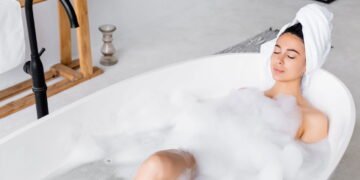 Transforme seu banho em um ritual de autocuidado com passos simples