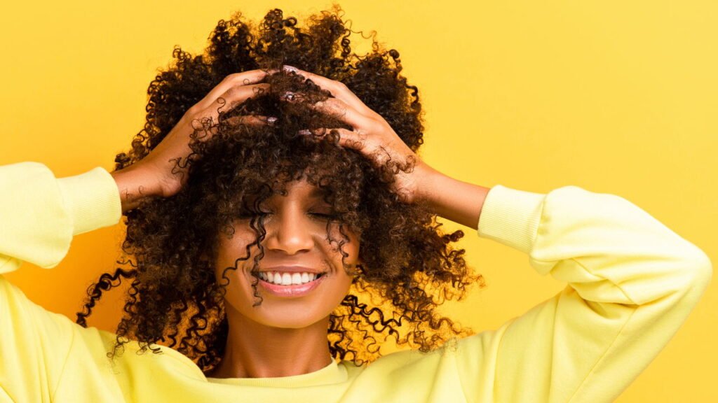 Com que frequência você deve lavar o cabelo de acordo com a dermatologia