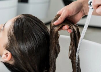 Benefícios da água gelada para deixar seu cabelo mais brilhoso e saudável