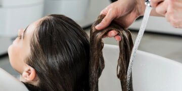 Benefícios da água gelada para deixar seu cabelo mais brilhoso e saudável