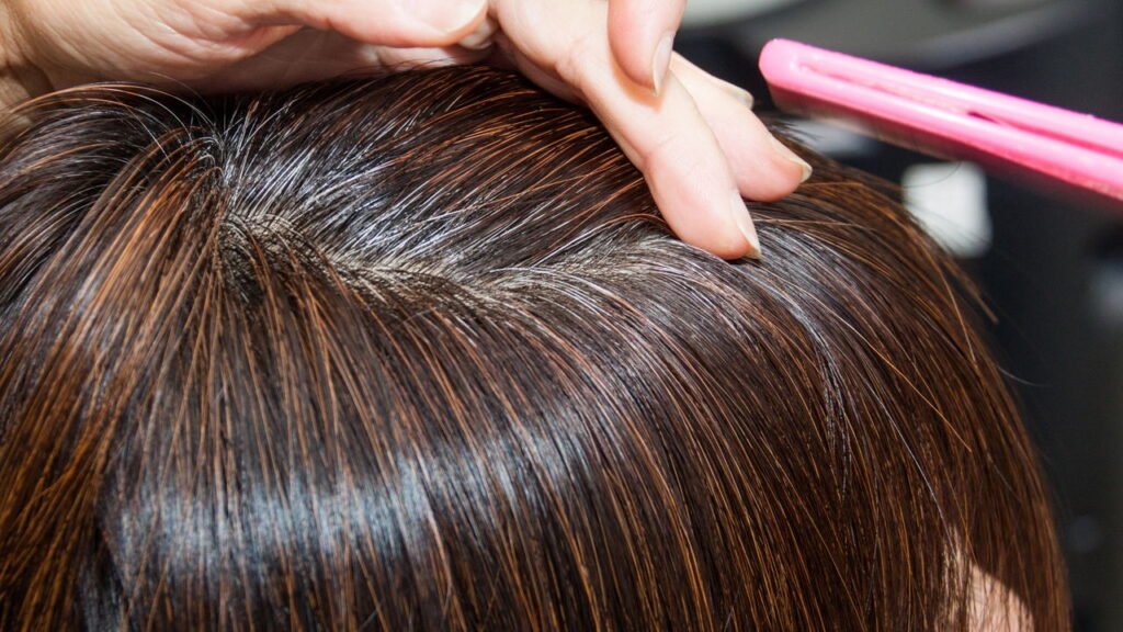 Nova tendência para cobrir cabelos grisalhos de forma natural e parecer mais jovem