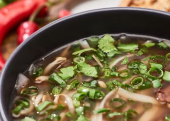 Receita de caldo de legumes para melhorar a saúde óssea naturalmente