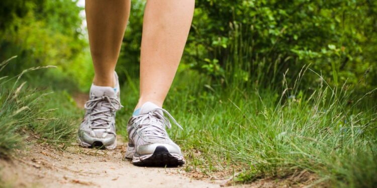 Exercício acessível que fortalece corpo e mente em poucos minutos - Créditos: depositphotos.com / blasbike