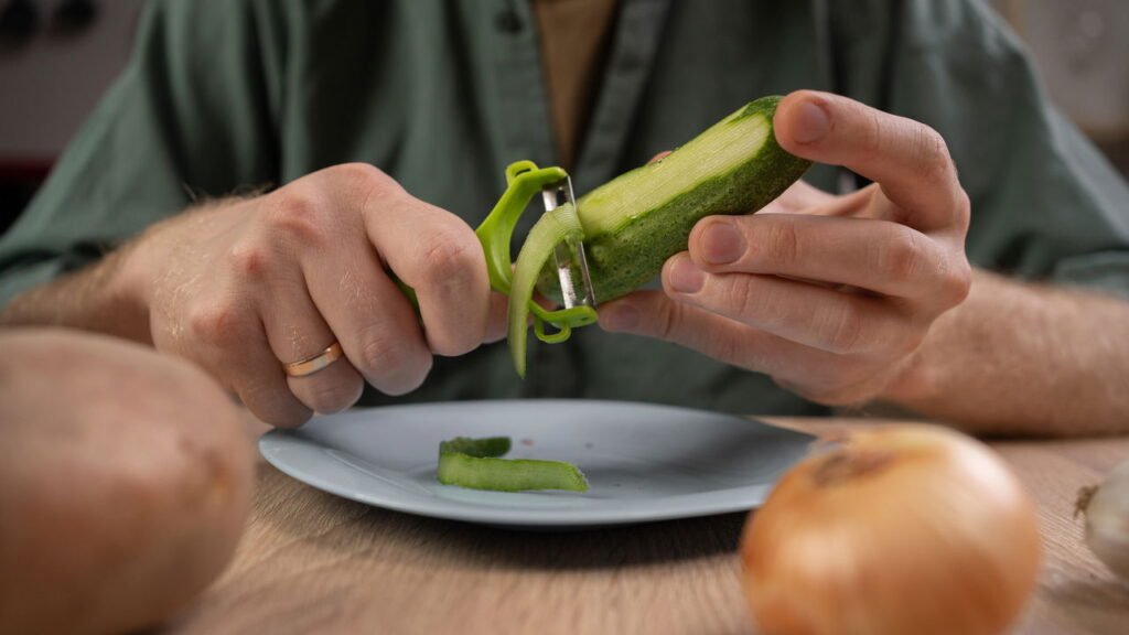 Você joga fora, mas a casca do pepino pode fazer milagres no seu corpo