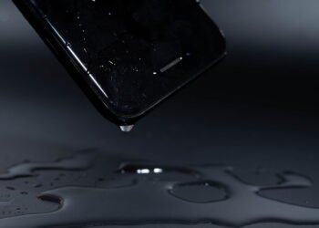 Como salvar seu celular da água com uma dica simples e eficaz