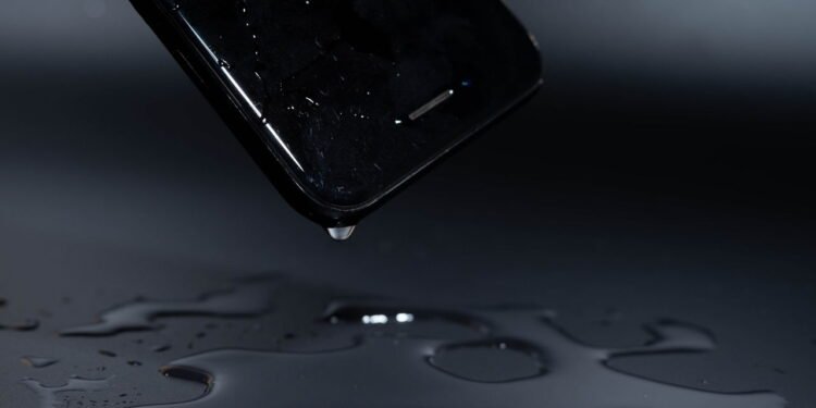 Como salvar seu celular da água com uma dica simples e eficaz