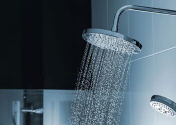 Quantos banhos por dia os idosos realmente devem tomar segundo especialistas