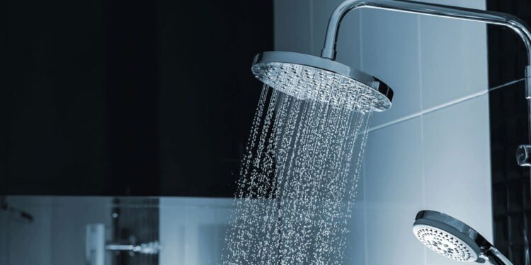 Quantos banhos por dia os idosos realmente devem tomar segundo especialistas